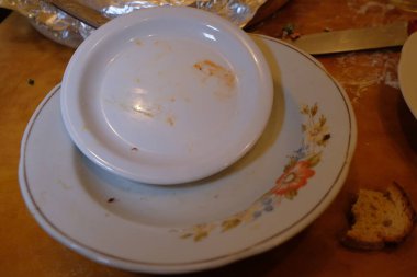 Kirli bulaşıklar, tabaklar, kapaklar suda yıkanmadan önce.