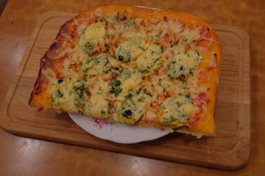 Tahta Kahverengi Arkaplanda Pizza Yakın plan 1