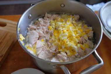 Evde bir peni pişirirken, soğan doğranmış tavanın kahverengi renkli bir masada durduğunu görebilirsiniz.