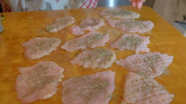 Et pişirme süreci. Ev mutfağında yemek yapmak. sebzeli et pişirmek