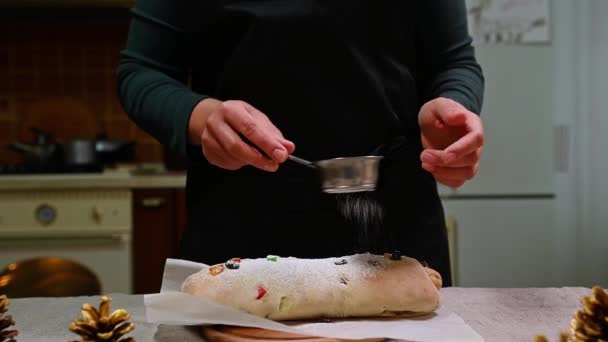 Bir Kadınının Yakın Çekimi Siyah Mutfak Önlüğü Giymiş Şef Pastacı — Stok video