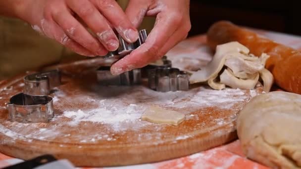 接近中だ ロールアウトジンジャーブレッド生地からシェフの菓子カット型の手 伝統的な家族のレシピによると クリスマスのためのおいしい自家製クッキーを準備主婦 — ストック動画