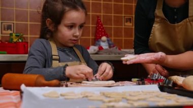 Anne ve sevgili kızı Noel tatillerinin tadını çıkarıyorlar, evde mutfakta zencefilli kurabiye pişiriyorlar. Noel zamanı. Şenlikli fırın konsepti. Birliktelik. Kış tatili Noel Zamanı