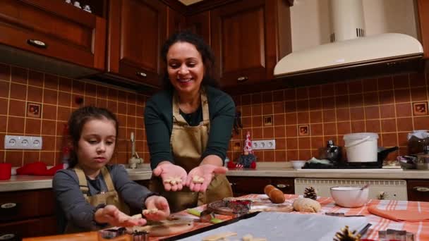 Kochająca Matka Córka Obie Beżowych Fartuchach Kucharzy Cukiernicy Pokazują Wycięte — Wideo stockowe