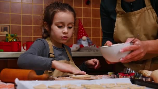 Urocze Dziecko Biała Dziewczynka Beżowym Fartuchu Kucharskim Uczy Się Gotować — Wideo stockowe