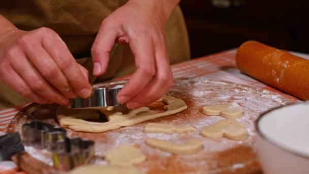 Gros Plan Chef Pâtissier Aide Couteaux Biscuits Sculpter Des Ailes — Video