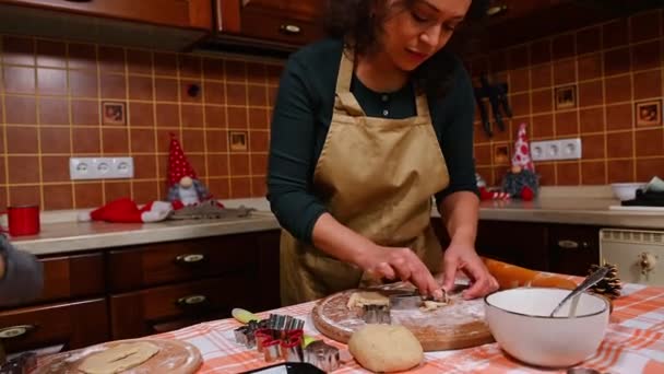 Charmante Hispanische Hausfrau Liebevolle Mutter Beiger Kochschürze Die Der Küche — Stockvideo