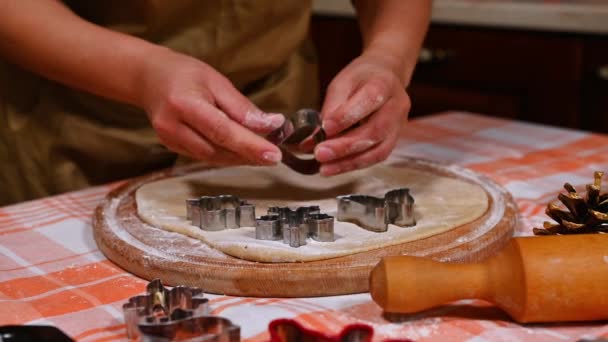 Zbliżenie Kucharz Cukiernik Ręce Wprowadzenie Metalowe Ciastka Frezy Zwinięte Ciasto — Wideo stockowe