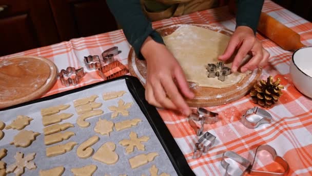 제과점 요리사가 커터로 쿠키를 자르는 클로즈업 사진입니다 반죽을 진저브레드 곰팡이를 — 비디오