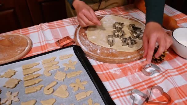 Ζαχαροπλάστης Φούρναρης Βάζει Μεταλλικούς Κόφτες Μπισκότων Τυλιγμένη Ζύμη Μελόψωμου Προετοιμασία — Αρχείο Βίντεο