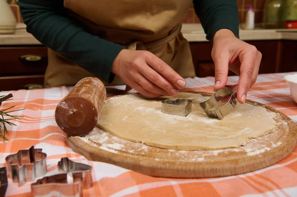 Détails Mains Pâtissier Chef Mettant Des Biscuits Métal Sur Une — Photo