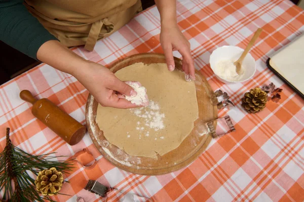 Detalhes Chef Confectioners Mãos Polvilhando Farinha Massa Rolou Para Fora — Fotografia de Stock