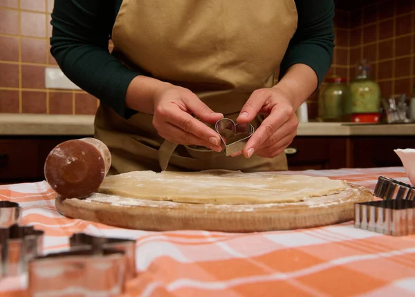 Detalhes Mãos Uma Mulher Confeiteira Chef Padeiro Segurando Cortador Biscoitos — Fotografia de Stock