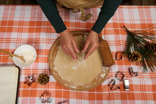 Vista Cima Uma Dona Casa Confeiteiro Chef Feminino Segurando Cortador — Fotografia de Stock