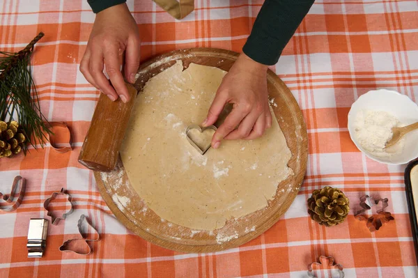 Detalhes Mãos Uma Dona Casa Esculpindo Moldes Massa Preparando Biscoitos — Fotografia de Stock