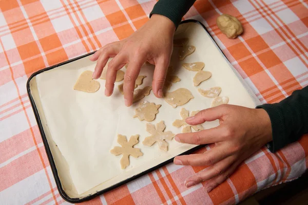 Visão Superior Mãos Uma Pastelaria Chef Dona Casa Confeiteiro Feminino — Fotografia de Stock