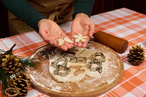 Hanımı Pasta Şefi Noel Için Zencefilli Kurabiye Hazırlayan Zencefilli Hamurdan — Stok fotoğraf