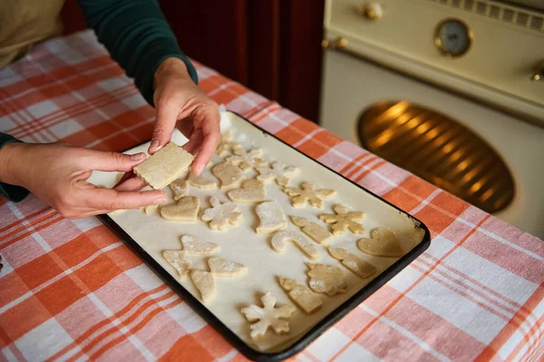 Yakın Plan Hanımı Sıcak Fırında Pişirmeden Önce Parşömene Zencefilli Kurabiye — Stok fotoğraf