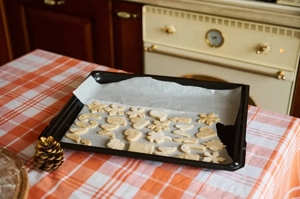 Biscoitos Caseiros Natal Esculpidos Partir Massa Gengibre Forma Coração Vela — Fotografia de Stock