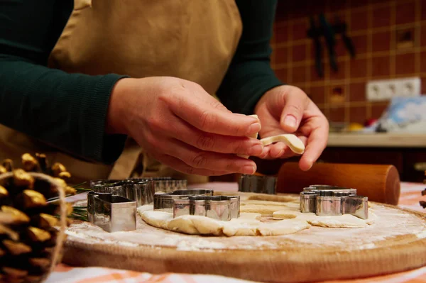Detalhes Mãos Uma Pastelaria Chef Esculpindo Biscoitos Gengibre Massa Preparando — Fotografia de Stock