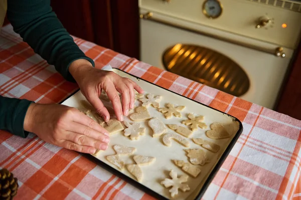 Mãos Mulheres Close Põem Biscoitos Gengibre Folha Cozedura Estando Uma — Fotografia de Stock