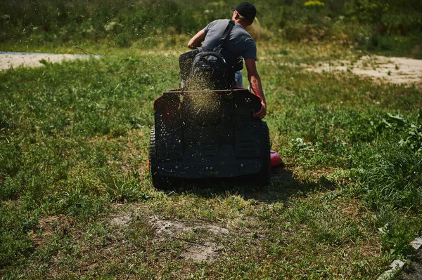 Vista Desde Parte Posterior Jardinero Masculino Irreconocible Montando Una Cortadora — Foto de Stock