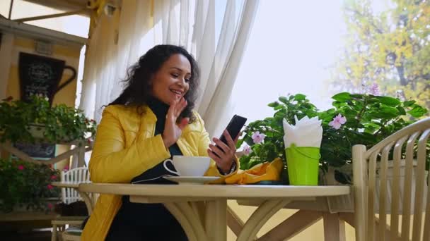 Charmante Dunkelhaarige Multiethnische Frau Gelben Kleidern Die Ein Schönes Zahmes — Stockvideo