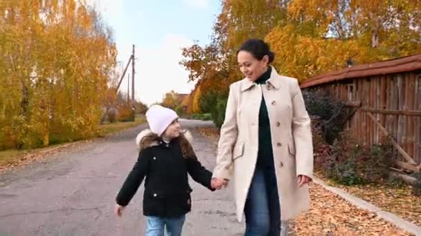 Mãe Amorosa Encantadora Andando Com Filha Encantadora Uma Rua Outono — Vídeo de Stock