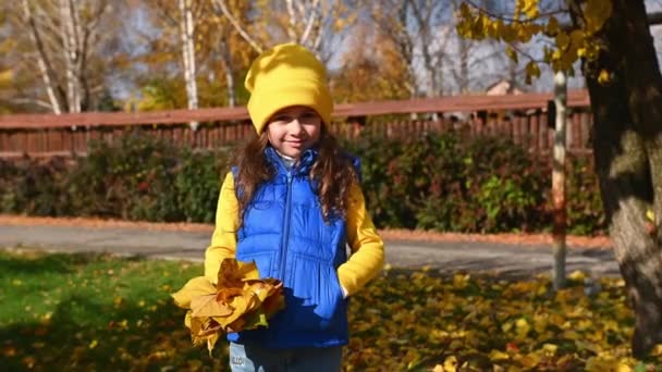 Gyönyörű Kaukázusi Kislány Fényes Sárga Kalapban Pulóverben Kék Kabátban Egy — Stock videók