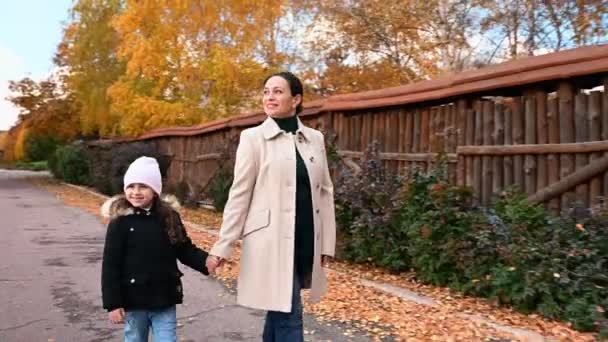 Güzel Bir Kadın Şefkatli Bir Anne Güzel Bir Sonbahar Gününde — Stok video