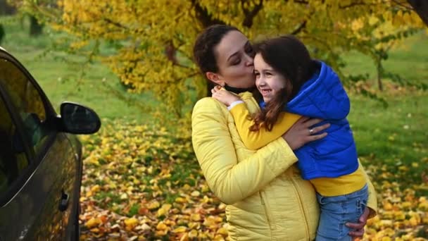 Счастливая Многонациональная Семья Любящей Матери Одиночки Желтой Куртке Несущая Свою — стоковое видео