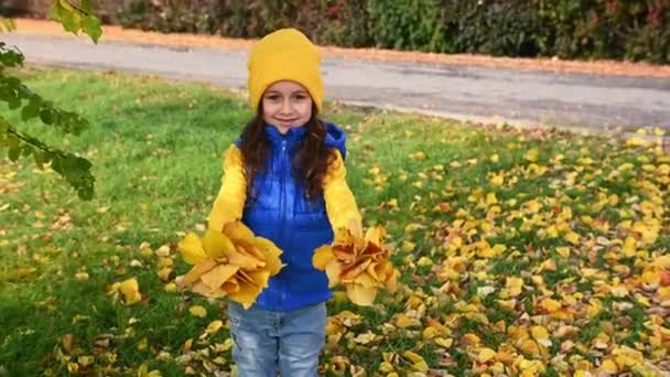 Gyönyörű Európai Gyermek Egy Aranyos Kislány Kék Kabátban Sárga Kalapban — Stock videók