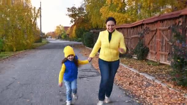 Счастливая Семья Одинокой Матери Дочери Синих Желтых Куртках Держась Руки — стоковое видео