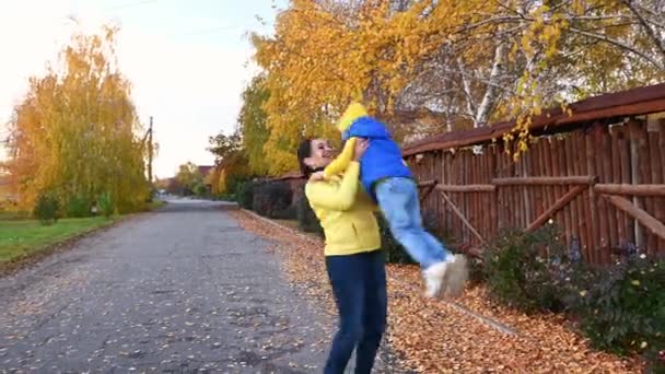Gyönyörű Elragadó Többnemzetiségű Sárga Kabátban Egy Boldog Szerető Anya Aki — Stock videók