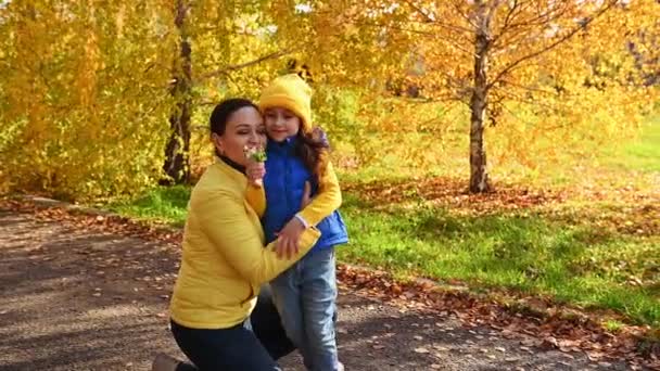 Egy Szerető Anya Gyengéden Átöleli Lányát Kék Sárga Kabátban Egy — Stock videók