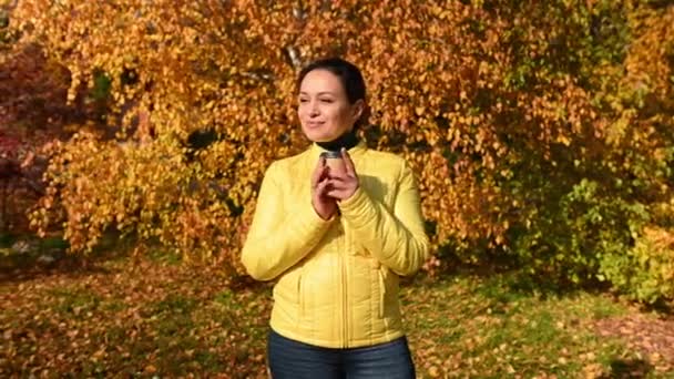 Gyönyörű Többnemzetiségű Boldog Élénk Sárga Dzsekiben Kék Farmerben Egy Csésze — Stock videók