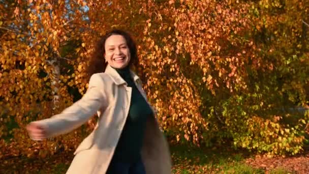 Glückliche Frau Warmgrünem Pullover Und Beigem Mantel Lächelnd Wirbelnd Herbstlichen — Stockvideo