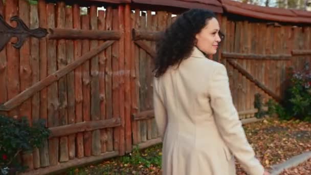 Charmante Donkerharige Multi Etnische Vrouw Beige Wollen Jas Het Vasthouden — Stockvideo