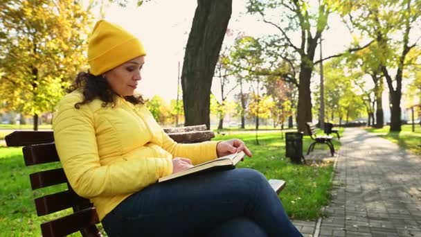 Parlak Sarı Ceketli Şapkalı Çok Irklı Bir Kadın Güneşli Bir — Stok video