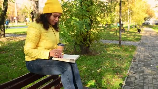 Piękna Wiekowa Kręcona Ciemnowłosa Wieloetniczna Kobieta Żółtej Kurtce Siedząca Drewnianej — Wideo stockowe