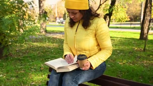 Mujer Encantadora Con Sombrero Chaqueta Color Amarillo Brillante Sentada Banco — Vídeos de Stock