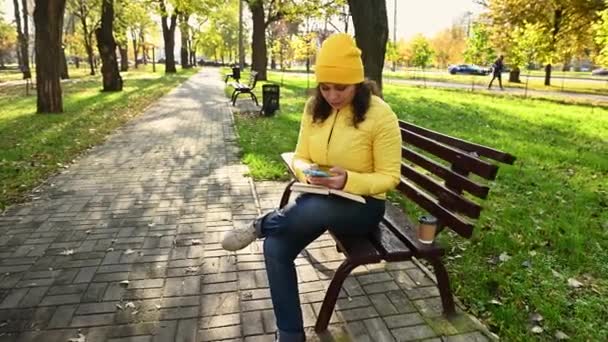 Attraktive Multiethnische Frau Mit Gelbem Hut Und Jacke Die Warmen — Stockvideo