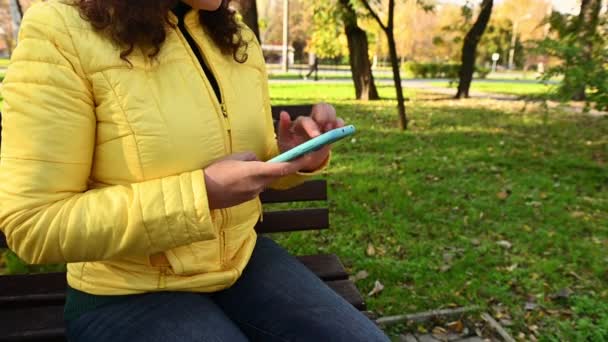 Close Mulheres Mãos Rolagem Feed Notícias Smartphone Navegar Rede Verificar — Vídeo de Stock