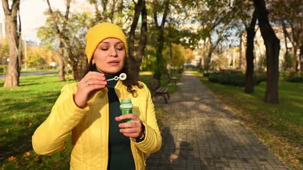 Sonnenlicht Fällt Auf Den Herbstlichen Park Während Eine Schöne Multiethnische — Stockvideo