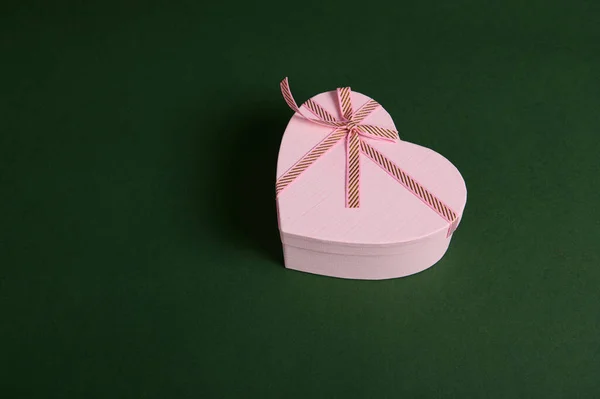 顶部视图 浪漫的礼物 一个心形粉色礼品盒与可爱的惊喜圣瓦伦丁或妇女日 隔离在绿色背景与复制广告空间 2008年3月14日 — 图库照片