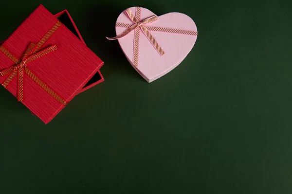 Różne Słodkie Pudełka Prezentów Czerwony Kwadrat Kształcie Różowe Serce Kształcie — Zdjęcie stockowe