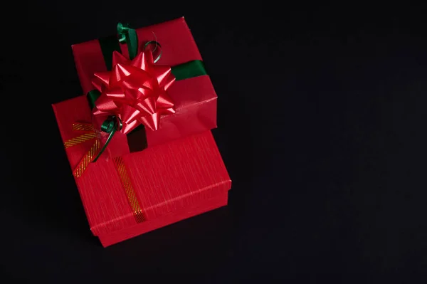 圣诞的红色礼品盒堆放的顶部视图 带有捆扎的蝴蝶结 黑色背景与复制广告空间隔离 圣诞礼品盒 新年礼品盒节礼日在场 令人惊讶 — 图库照片