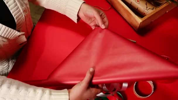 Kadınların Ellerinden Manzara Kırmızı Bir Hediye Kağıdı Sarma Paketleme Noel — Stok video