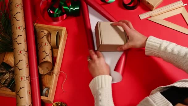 Kobiece Ręce Pakujące Świąteczne Pudełko Zamykają Nieprzygotowane Prezenty Drewnianym Tle — Wideo stockowe