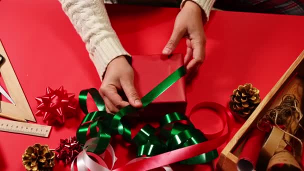 Idéia Embrulho Natal Espaço Trabalho Embrulho Natal Mãos Femininas Embrulhar — Vídeo de Stock